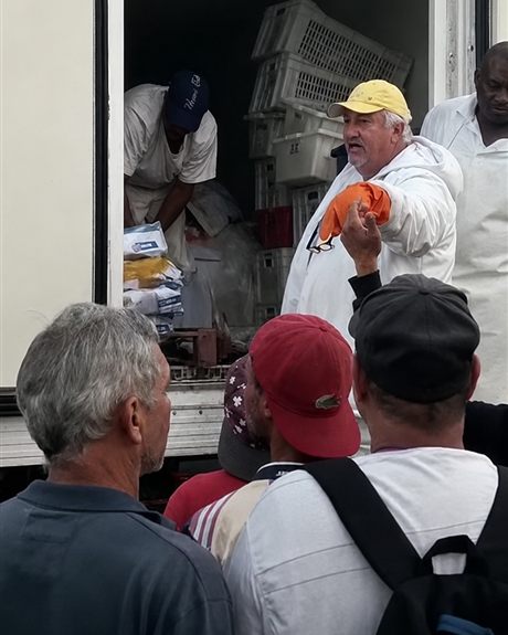 Trabalhadores do pescado durante o carregamento de um caminhão frigorífico.