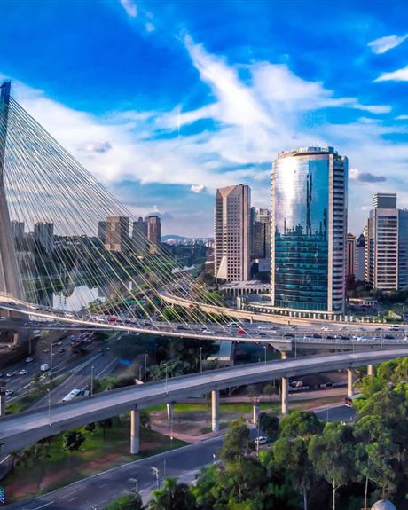 Ponte Estaiada e os prédios da Berrini